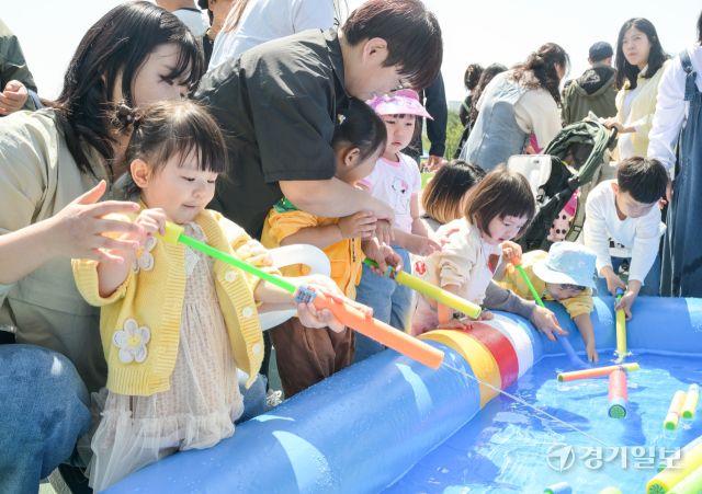 26일 오전 화성특례시 종합경기타운 보조경기장에서 '2025 화성특례시 어린이날 영유아가족 어울림 축제'에서 어린이들이 물총놀이를 하고 있다. 제103회 어린이날을 맞이해 화성시어린이집연합회 주관으로 열린 이번 행사에서는 어린이들을 위해 다양한 즐길거리가 마련됐다. 윤원규기자