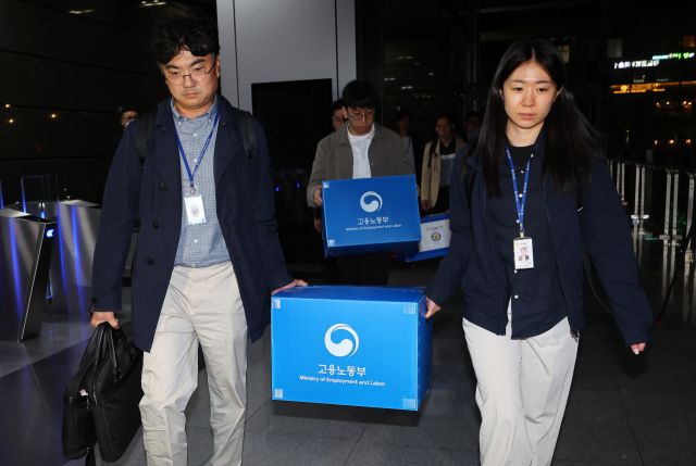 경기남부경찰청 신안산선 공사장 붕괴 사고 수사전담팀 수사관들과 고용노동부 근로감독관들이 광명 신안산선 복선전철 현장 붕괴 사고와 관련, 시공사 포스코이앤씨 인천 본사 압수수색을 전개한 뒤 압수품을 옮기고 있다. 연합뉴스