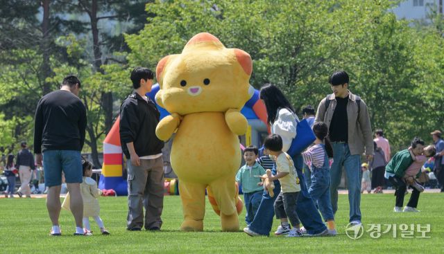 26일 오전 화성특례시 종합경기타운 보조경기장에서 '2025 화성특례시 어린이날 영유아가족 어울림 축제'에서 어린이들이 화성시 마스코트 코리요와 잔디밭을 뛰놀고 있다. 제103회 어린이날을 맞이해 화성시어린이집연합회 주관으로 열린 이번 행사에서는 어린이들을 위해 다양한 즐길거리가 마련됐다. 윤원규기자