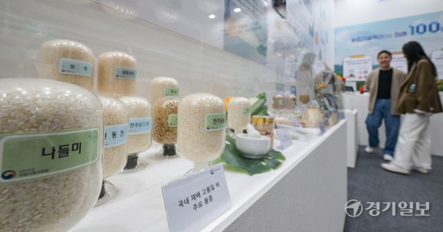 25일 오후 수원특례시 영통구 수원컨벤션센터에서 열린 귀농귀촌 지역살리기 박람회 '2025 와이팜 엑스포(Y-FARM EXPO)'에서 참관객들이 농촌진흥청 부스를 찾아 다양한 정보를 알아보고 있다. '다함께 꿈꾸는 농업, 더불어 따뜻한 농촌'을 슬로건으로 열린 이번 행사는 귀농·귀촌 정보를 제공하고 농업 로봇, 스마트팜 등 미래 농업 기술을 소개하는 이번 박람회는 오는 27일까지 열린다. 윤원규기자