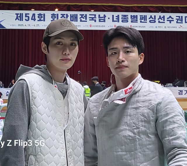 제54회 회장배 전국남녀종별펜싱선수권대회 남자 일반부 사브르 개인전 금메달을 획득한 황현호(오른쪽)와 김준호 코치.화성시청 제공