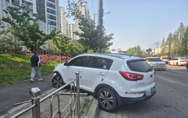 오후 3시11분께 인천 남동구의 한 도로에 차량이 돌진했다. 독자제공