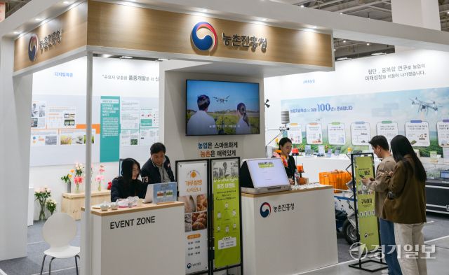 25일 오후 수원특례시 영통구 수원컨벤션센터에서 열린 귀농귀촌 지역살리기 박람회 '2025 와이팜 엑스포(Y-FARM EXPO)'에서 참관객들이 농촌진흥청 부스를 찾아 다양한 정보를 알아보고 있다. '다함께 꿈꾸는 농업, 더불어 따뜻한 농촌'을 슬로건으로 열린 이번 행사는 귀농·귀촌 정보를 제공하고 농업 로봇, 스마트팜 등 미래 농업 기술을 소개하는 이번 박람회는 오는 27일까지 열린다. 윤원규기자