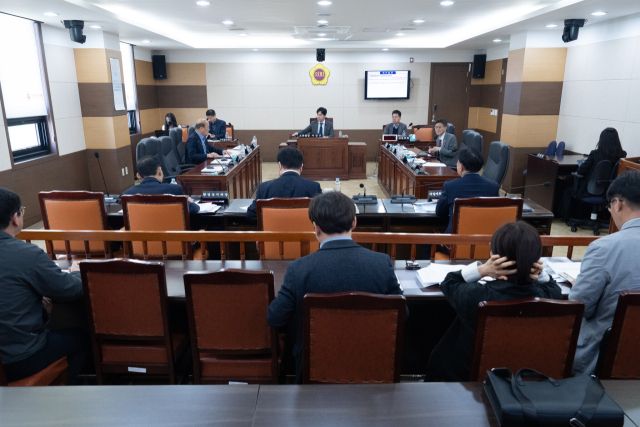 인천시의회 산업경제위원회가 최근 송도 국제업무지구 활성화 및 11공구 도시계획 변경 관련 소위원회 제2차 회의를 하고 있다. 인천시의회 제공