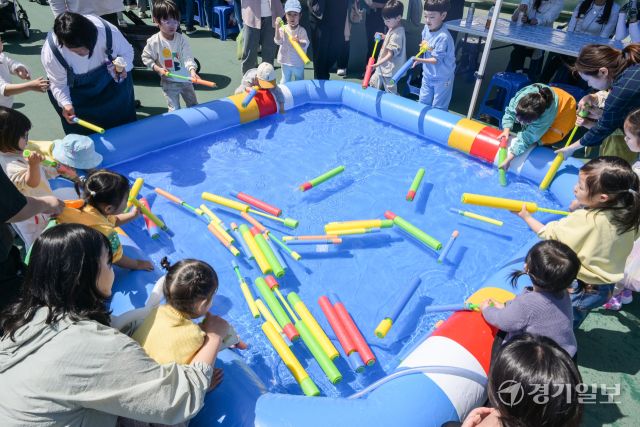 26일 오전 화성특례시 종합경기타운 보조경기장에서 '2025 화성특례시 어린이날 영유아가족 어울림 축제'에서 어린이들이 물총놀이를 하고 있다. 제103회 어린이날을 맞이해 화성시어린이집연합회 주관으로 열린 이번 행사에서는 어린이들을 위해 다양한 즐길거리가 마련됐다. 윤원규기자