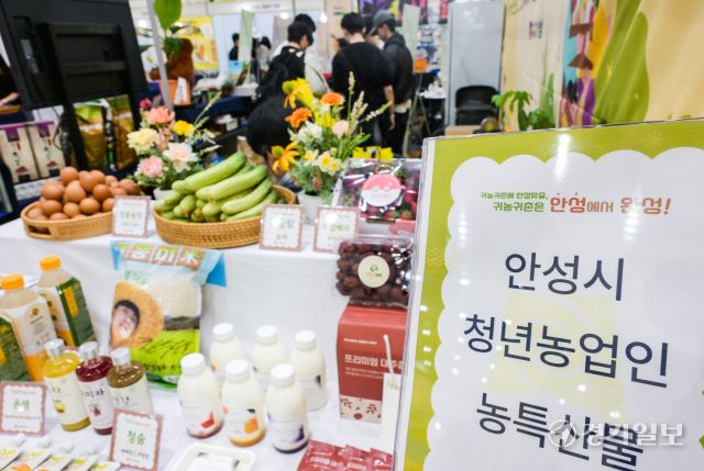 25일 오후 수원특례시 영통구 수원컨벤션센터에서 열린 귀농귀촌 지역살리기 박람회 '2025 와이팜 엑스포(Y-FARM EXPO)'에서 참관객들이 안성시 부스를 찾아 다양한 귀촌 정보를 알아보고 있다. '다함께 꿈꾸는 농업, 더불어 따뜻한 농촌'을 슬로건으로 열린 이번 행사는 귀농·귀촌 정보를 제공하고 농업 로봇, 스마트팜 등 미래 농업 기술을 소개하는 이번 박람회는 오는 27일까지 열린다. 윤원규기자