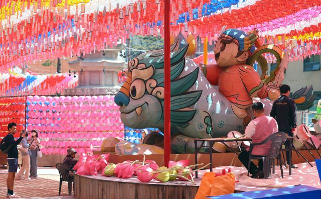 지난해 4월24일 부처님오신날을 앞두고 조계사 앞 마당에 대형 연등이 설치된 모습. 연합뉴스