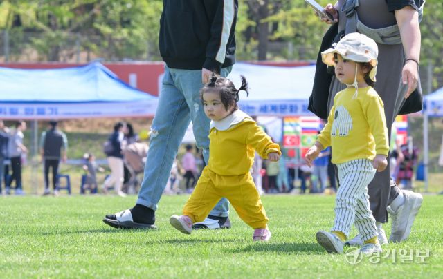 26일 오전 화성특례시 종합경기타운 보조경기장에서 '2025 화성특례시 어린이날 영유아가족 어울림 축제'에서 어린이들이 잔디밭을 뛰놀고 있다. 제103회 어린이날을 맞이해 화성시어린이집연합회 주관으로 열린 이번 행사에서는 어린이들을 위해 다양한 즐길거리가 마련됐다. 윤원규기자