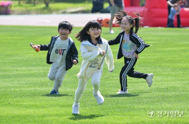 26일 오전 화성특례시 종합경기타운 보조경기장에서 '2025 화성특례시 어린이날 영유아가족 어울림 축제'에서 어린이들이 잔디밭을 뛰놀고 있다. 제103회 어린이날을 맞이해 화성시어린이집연합회 주관으로 열린 이번 행사에서는 어린이들을 위해 다양한 즐길거리가 마련됐다. 윤원규기자