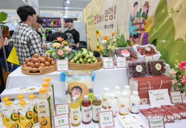 25일 오후 수원특례시 영통구 수원컨벤션센터에서 열린 귀농귀촌 지역살리기 박람회 '2025 와이팜 엑스포(Y-FARM EXPO)'에서 참관객들이 안성시 부스를 찾아 다양한 귀촌 정보를 알아보고 있다. '다함께 꿈꾸는 농업, 더불어 따뜻한 농촌'을 슬로건으로 열린 이번 행사는 귀농·귀촌 정보를 제공하고 농업 로봇, 스마트팜 등 미래 농업 기술을 소개하는 이번 박람회는 오는 27일까지 열린다. 윤원규기자