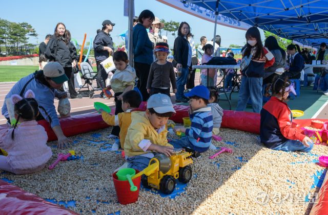 26일 오전 화성특례시 종합경기타운 보조경기장에서 '2025 화성특례시 어린이날 영유아가족 어울림 축제'에서 어린이들이 편백블록놀이를 하고 있다. 제103회 어린이날을 맞이해 화성시어린이집연합회 주관으로 열린 이번 행사에서는 어린이들을 위해 다양한 즐길거리가 마련됐다. 윤원규기자