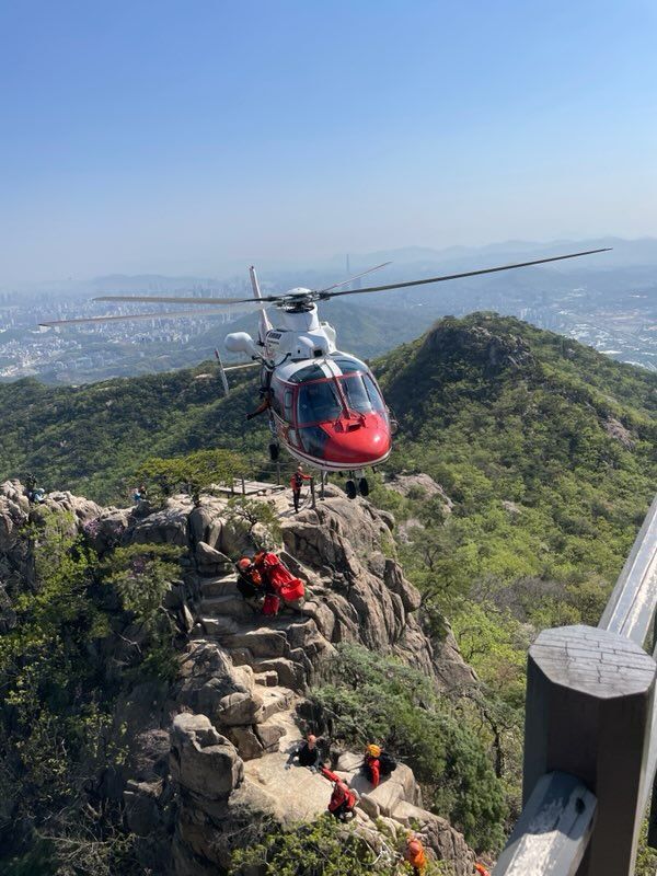 26일 오전 8시50분께 과천시 중앙동 관악산에서 하산 중이던 60대 등산객이 계단 난간에서 떨어져 크게 다쳤다. 경기도소방재난본부 제공