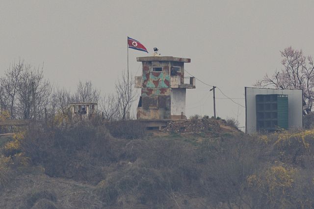 지난 9일 경기도 파주시 임진강변 북한 초소에서 북한 군인들이 남측을 바라보는 모습. 연합뉴스