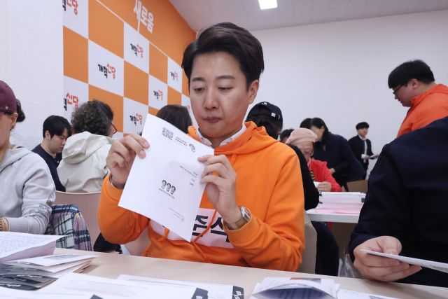 개혁신당 이준석 대선후보가 27일 서울 강남구에 마련된 선거캠프에서 손편지 홍보물 봉입 행사 '이준석과 함께-편지로 정치를 바꾼다'에 참석해 유권자들에게 보낼 편지를 봉입하고 있다. 연합뉴스