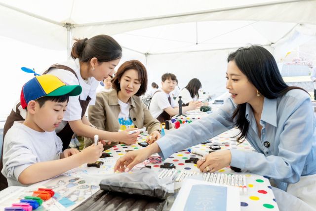 파라다이스복지재단이 최근 ‘장애인의 날’을 기념해 인천 중구 영종도 파라다이스시티에서 마련한 제15회 아이소리축제에서 참가자들이 체험 프로그램을 하고 있다. 파라다이스시티 제공