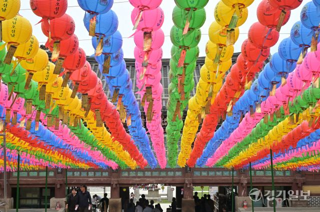 8일 앞둔 석가탄신일, 형형색색 밝히는 오색연등 설치한 용주사 [포토뉴스]