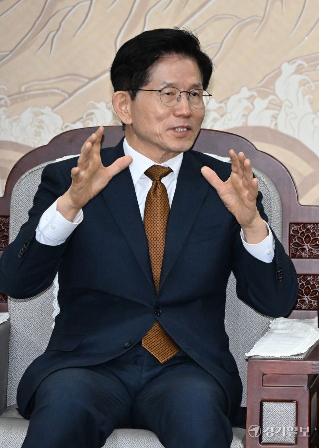 김문수 제21대 대통령 선거 국민의힘 경선 후보가 27일 오전 인천시청에서 유정복 시장과 회동 인사말을 하고 있다.조병석기자