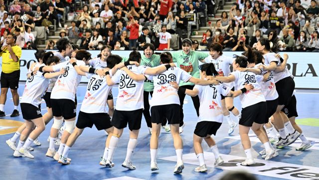 ‘신한 SOL페이 2024-2025 핸드볼 H리그’ 여자부 챔피언결정전 2차전서 삼척시청을 꺾고 2년 연속 통합 챔피언에 오른 광명 SK슈가글라이더즈 선수들이 어깨동무를 하고 기쁨을 만끽하고 있다.한국핸드볼연맹 제공