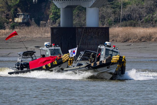 해병대 제2사단 해·강상 기동대 장병들이 작전지역 해상에서 실시된 월선·월북 차단적진 시범교육에서 조업한계선을 이탈한 가상의 월선 선박(좌측 선박)에 대해 차단기동을 실시하고 있다. 해병대 제2사단 제공