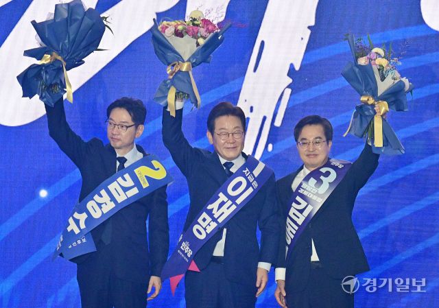 27일 고양특례시 킨텍스에서 열린 ‘더불어민주당 제21대 대통령선거 후보자 선출을 위한 수도권·강원·제주 경선 및 최종 후보자 선출 대회’에서 이재명 후보가 최종 후보로 확정된 후 김경수·김동연 후보와 함께 꽃다발을 들고 당원들에게 인사하고 있다. 조주현기자