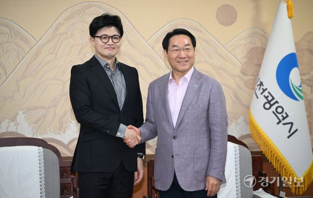 한동훈 제21대 대통령 선거 국민의힘 경선 후보가 27일 오전 인천시청을 찾아 유정복 시장과 인사하고 있다. 조병석기자