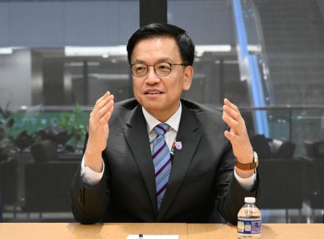 동행기자단 간담회에서 답변하는 최상목 부총리 겸 기획재정부 장관. 연합뉴스