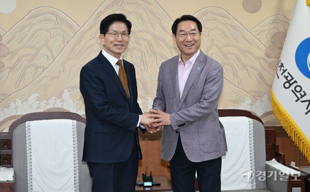 김문수 제21대 대통령 선거 국민의힘 경선 후보가 27일 오전 인천시청을 찾아 유정복 시장과 인사하고 있다.조병석기자