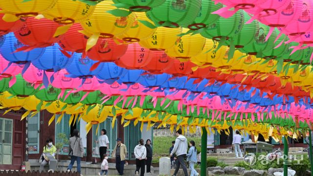 8일 앞둔 석가탄신일, 형형색색 밝히는 오색연등 설치한 용주사 [포토뉴스]