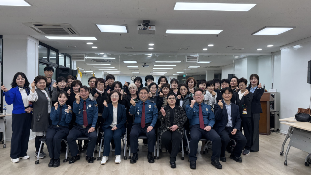 인천미추홀경찰서가 최근 주안6동 행정복지센터 회의실에서 지역 치안 협력 강화를 위한 간담회를 한 뒤 기념촬영을 하고 있다. 미추홀서 제공
