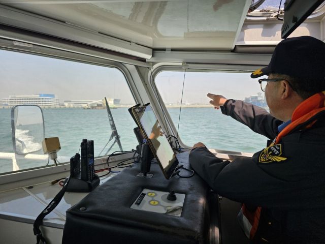 지난 25일 평택항 인근해상을 우채명 서장이 관계자들과 함께 점검하고 있다. 평택해양경찰서 제공