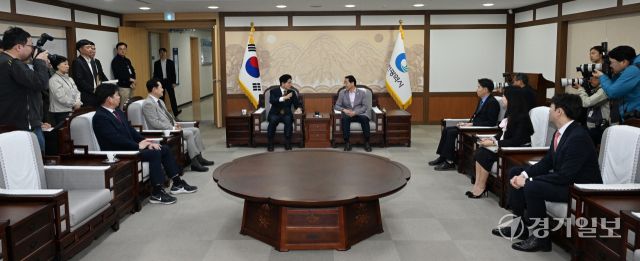 김문수 제21대 대통령 선거 국민의힘 경선 후보가 27일 오전 인천시청에서 유정복 시장과 회동 인사말을 하고 있다.조병석기자