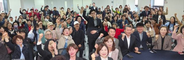 제21대 대통령 선거 국민의힘 후보로 출마한 한동훈 전 대표가 27일 국민의힘 인천시당을 찾아 지지자들과 기념 촬영을 하고 있다. 노재영기자