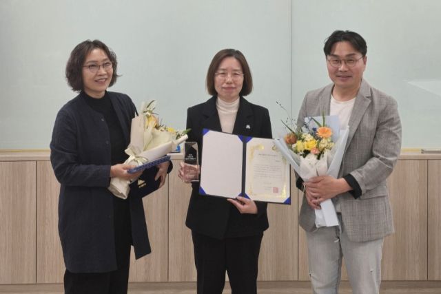 화성특례시가 지난 26일 한국유통경영학회로부터 대한민국 최고 여행도시로 선정된 가운데 화성특례시청 박주덕 관광진흥과장(오른쪽 첫번째), 박미랑 문화교육국장(오른쪽 두번째)이 표창 후 기념촬영하고 있다. 화성특례시 제공