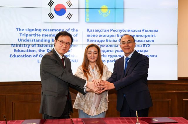 경기도교육청이 카자흐스탄 과학고등교육부, 유라시아국립대학교와 함께 ‘경기도 다문화 학생 글로벌 해외 인턴십 프로그램’에 관한 업무협약(MOU)을 체결했다. 경기도교육청 제공
