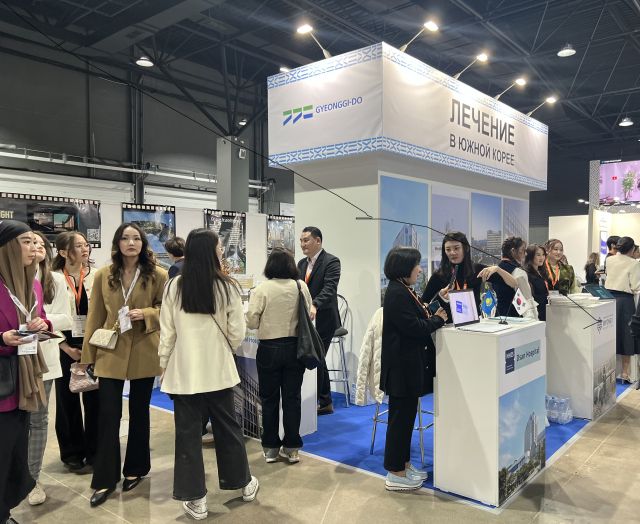 경기도가 지난 23일부터 25일까지 3일간 카자흐스탄 경제 중심지인 알마티시 아타켄트(Atakent) 전시장에서 개최된 ‘카자흐스탄 국제의료관광박람회(KITF) 2025’에 대한민국 지자체 중 유일하게 참가해 도내 의료기관 11개소의 의료기술을 홍보했다. 사진은 도 의료 홍보관을 찾은 관람객의 모습. 경기도 제공