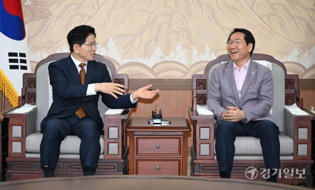 김문수 제21대 대통령 선거 국민의힘 경선 후보가 27일 오전 인천시청에서 유정복 시장과 회동 인사말을 하고 있다.조병석기자