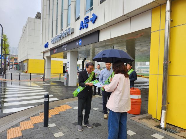 이천시시설관리공단이 지구의 날을 맞아 기후변화주간 운영해 시민들에게 친환경 실천 지킴이 캠페인 등을 펼쳤다. 이천시시설관리공단 제공.