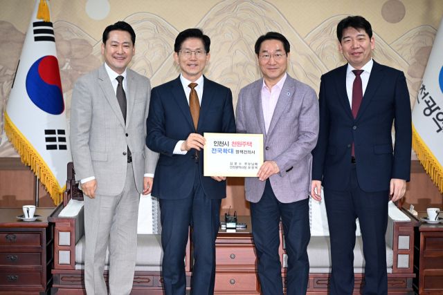 제21대 대통령 선거 국민의힘 후보로 출마한 김문수 전 지사가 27일 인천시청에서 유정복 시장을 만난 뒤 ‘인천시 천원주택 전국확대 정책건의서’를 전달받고 있다. 조병석기자