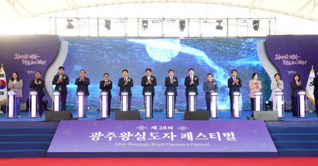 광주시의 대표 문화축제인 ‘제28회 광주왕실도자페스티벌’개막식에 방세환 광주시장을 비롯해 소병훈·안태준 국회의원, 허경행 시의회 의장, 자오칭원 중국 쯔보시장, 최재형 보은군수 등 국내외 주요 인사와 교류도시 사절단, 도예인, 시민 등 1천여 명이 참석해 축제의 성공을 기원했다. 광주시제공