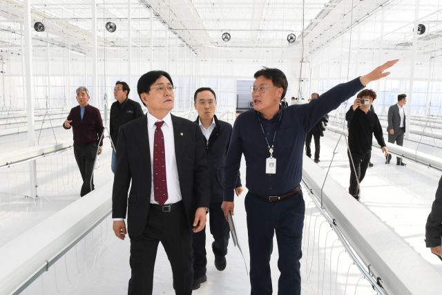 박용철 강화군수가 로컬 팜 빌리지 공사 현장을 찾아 사업현장을 둘러보고 있다. 강화군 제공