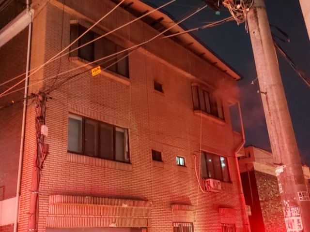 지난 27일 오후 9시20분께 화재가 발생한 수원시 장안구의 한 다세대주택. 경기도소방재난본부 제공