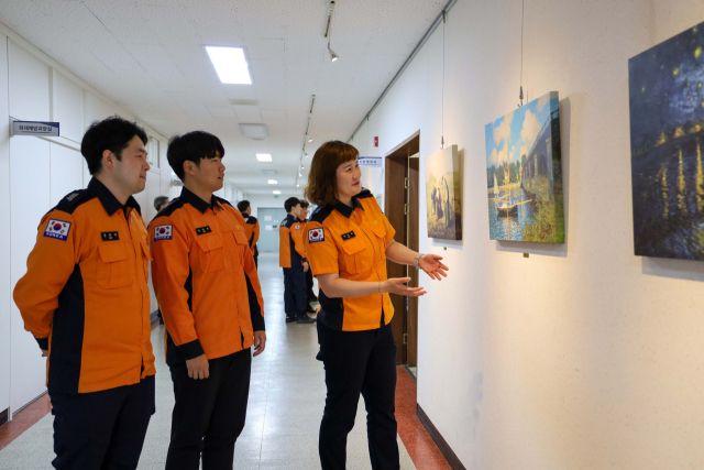 의왕소방서가 청사 내 복도에 유명 화가들의 작품을 전시해 밝고 편안한 분위기를 만들어 호응을 얻고 있다. 의왕소방서 제공