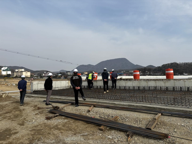 경기도 도민감리단이 양평 흑천 정비 현장을 점검하고 있다. 경기도 제공