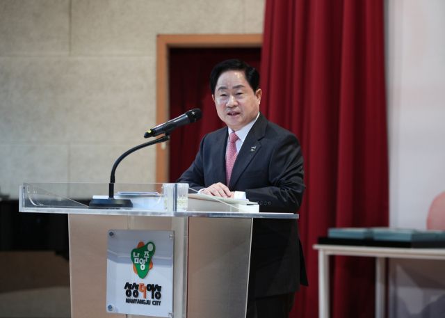 주광덕 남양주시장이 시청 회의실에서 열린 브리핑을 통해 경춘선 ‘마석~상봉 셔틀열차’를 다음달 1일 정상 개통하겠다고 밝히고 있다. 남양주시 제공