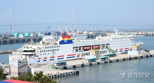 인천과 중국 단둥을 잇는 한중 카페리가 5년 2개월 만에 여객운송을 재개한 가운데 28일 인천 연수구 인천항 국제여객터미널로 선사 단동훼리(단동국제항운유한공사)의 2만 4천748t급 카페리 '오리엔탈 펄 8호'가 입항하고 있다. 조병석기자