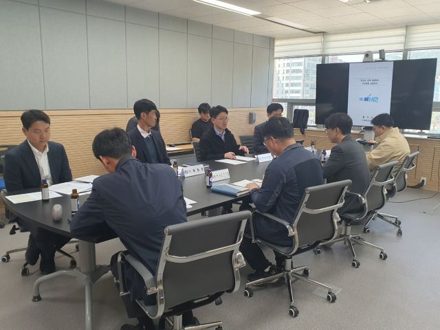 28일 경기도청 북부청사에서 열린 ‘한탄강 유역 종합발전 추진상황 점검회의’에서 참석자들이 한탄강 유역 발전을 위한 주요사업의 추진현황과 협력방안을 논의하고 있다. 경기도 제