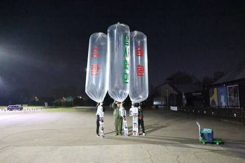 납북자가족모임이 지난 27일 오전 0시20분께 파주 문산읍 임진각 평화랜드 펜스 뒤편에서 대북전단 8개를 북측을 향해 날려 보낼 준비를 하고 있다. 경기일보 DB