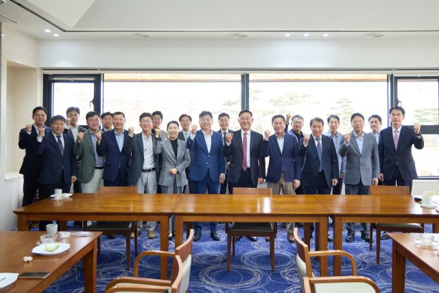 이충우 시장(왼쪽 8번째)와 여주지역골프장대표자협의회장인 블루헤런 골프클럽 권오삼 대표(왼쪽 번째)여주지역 골프장 대표 등 20여개 골프장 대표들이 간담회를 개최하고 기념촬영을 하고 있다 / 여주시청 제공