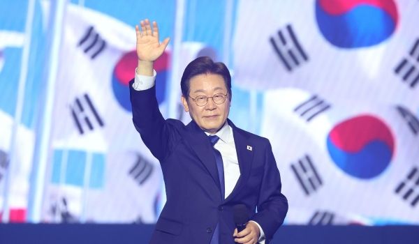 더불어민주당 대선 후보로 선출된 이재명 후보가 27일 경기 고양시 킨텍스에서 열린 '제21대 대통령선거 후보자 선출을 위한 수도권·강원·제주 경선 및 최종 후보자 선출 대회'에서 인사하고 있다. 조주현기자