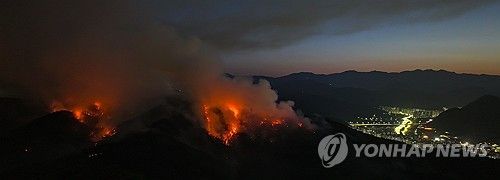 (대구=연합뉴스) 윤관식 기자 = 대구 대형 산불 발생 이틀째인 29일 동이 트는 가운데 대구 북구 함지산이 불타고 있다. 2025.4.29 psik@yna.co.kr